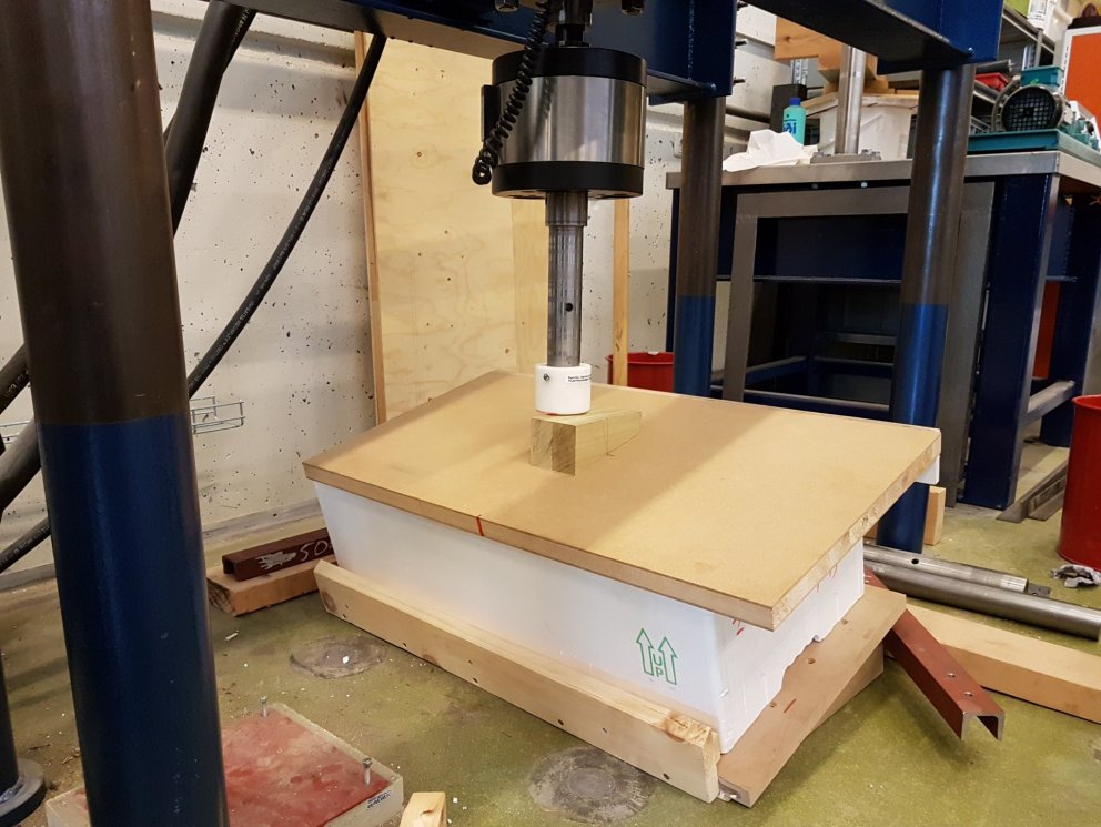 Frauðplastkassi í álagsprófi.