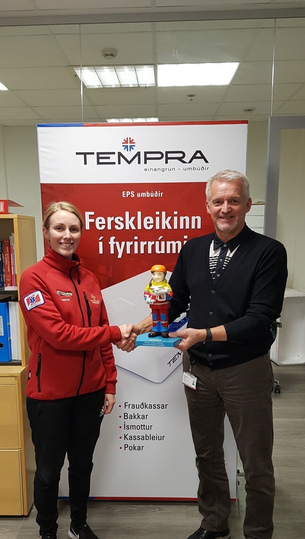 Guðrún frá Landsbjörgu afhendir Tempru neyðarkallinn 2019 sem í ár er björgunarsveitarkona með Dróna…