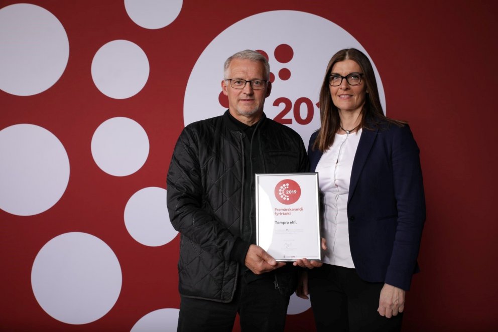 Hannes Eyvindsson verksmiðjustjóri og Steinunn Guðmundsdóttir Fjármálastjóri taka á móti viðurkennin…