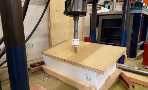 Frauðplastkassi í álagsprófi.