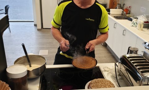 Þegar pönnukökur bakast