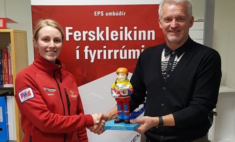 Guðrún frá Landsbjörgu afhendir Tempru neyðarkallinn 2019 sem í ár er björgunarsveitarkona með Dróna…