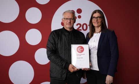 Hannes Eyvindsson verksmiðjustjóri og Steinunn Guðmundsdóttir Fjármálastjóri taka á móti viðurkennin…